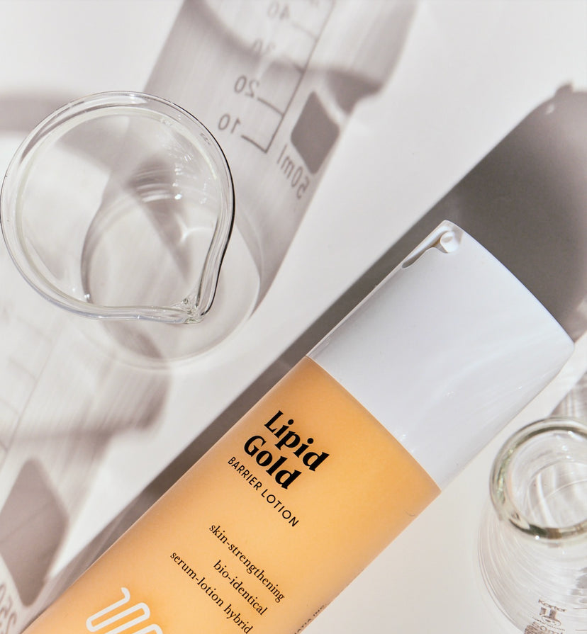 Stratia Lipid Gold Moisturizer with Science Glassware 